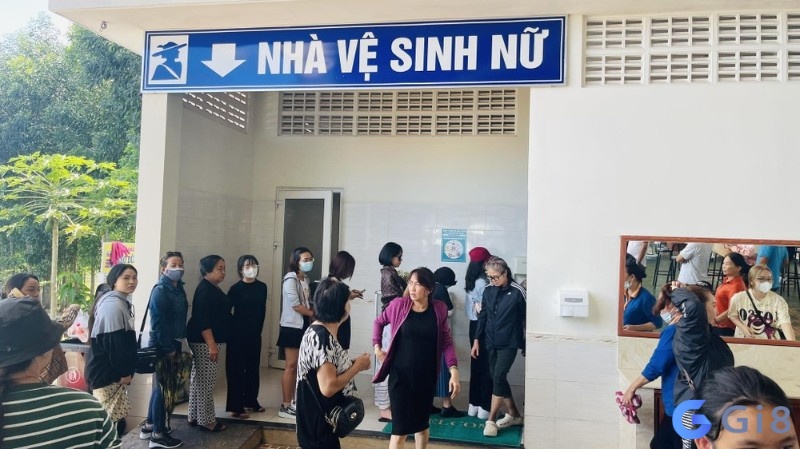 Ngủ và mơ thấy có nhiều người ở thấy nhà vệ sinh muốn nhắc nhở bạn về định hướng trong công việc